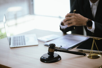 Lawyers and staff discuss and consult on legal issues and work related to lawyers.