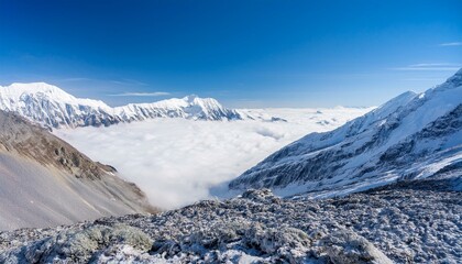 산꼭대기 풍경 눈으로 덮인 산봉우리와 그 아래로 펼쳐진 운해