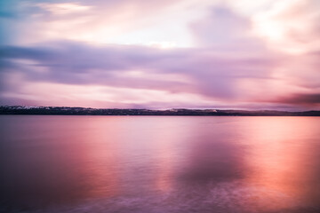 Obraz premium Long exposure of colourful pink sunrise over Dee estuary