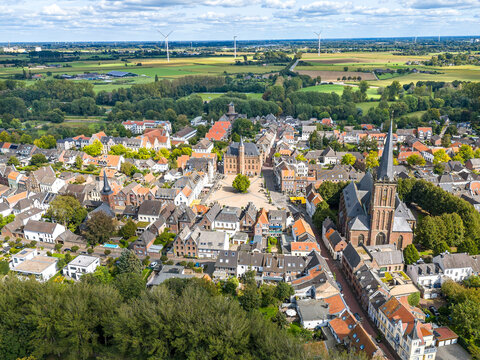 Der Marktplatz und die umliegenden H&auml;user in Kalkar. Luftbildaufnahme von 2024
