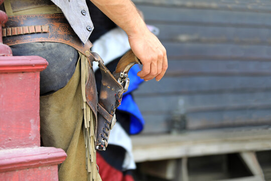 almer&iacute;a poblado del oeste vaquero con alforjas al hombro fuera del bar saloon escenario de peliculas de vaqueros western 4M0A5898-as24