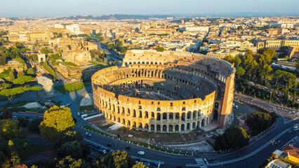 Visão aérea impressionante do Coliseu de Roma, capturando sua majestosa arquitetura romana, ruínas históricas e o cenário urbano da eterna cidade de Roma, Itália