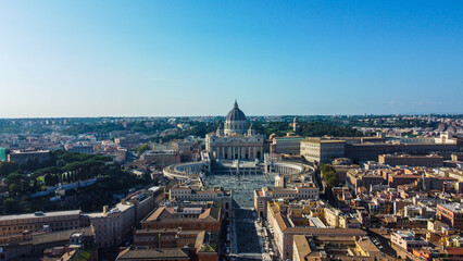 Visão aérea impressionante da Basílica de São Pedro no Vaticano, destacando sua cúpula imponente, a arquitetura renascentista e a grandiosa Praça de São Pedro em Roma, Itália