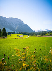 Schöne Berg Straße in Deutschland Alpen. Panorama Sicht auf Feld, Gebirge und Wiese. Kirche Idylle wandern durch Wald und Natur. 