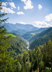 Schöne Berg Straße in Deutschland Alpen. Panorama Sicht auf Feld, Gebirge und Wiese. Kirche Idylle wandern durch Wald und Natur. 
