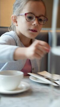 fille mange un afternoon tea