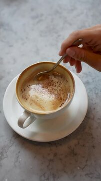 Un caf&eacute; sur une table