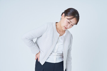 腰痛に苦しむビジネスウーマン
