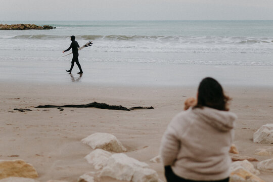 personas surfeando