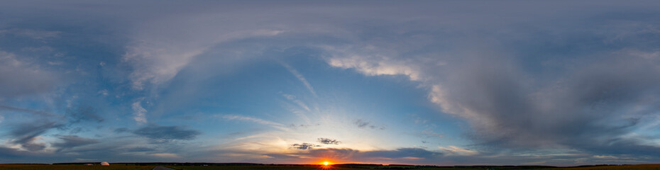 Fototapeta premium 360 seamless panorama of beautiful deep blue sky with clouds at sunset
