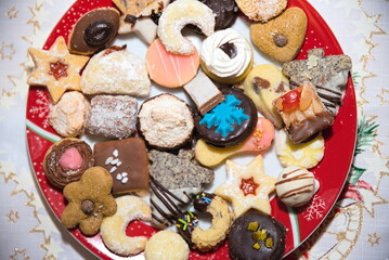 Keksteller mit bunter Keksauswahl