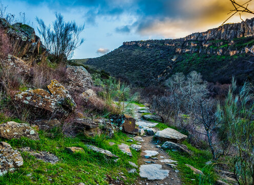 Pathway to the Parra dam