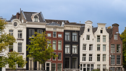 Obraz premium Historic facades of canal houses in the city center of Amsterdam.