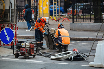Obraz premium Roadworkers on repair of road surface