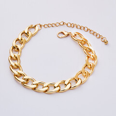 Obraz premium Gold chain bracelet o background
