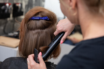 Naklejka premium Expert Hair Styling in a Professional Salon Environment for a Polished Look and Feel