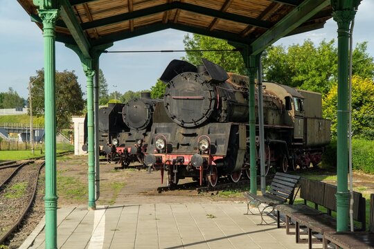 Zabytkowa lokomotywa parowa na tle natury