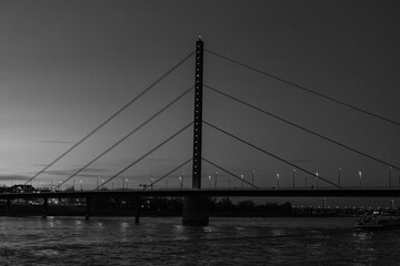 Obraz premium Abendstimmung in Düsseldorf am Rhein