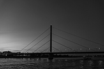Naklejka premium Abendstimmung in Düsseldorf am Rhein