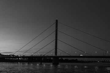 Obraz premium Abendstimmung in Düsseldorf am Rhein