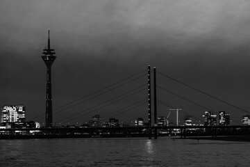 Fototapeta premium Abendstimmung in Düsseldorf am Rhein