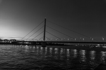 Fototapeta premium Abendstimmung in Düsseldorf am Rhein