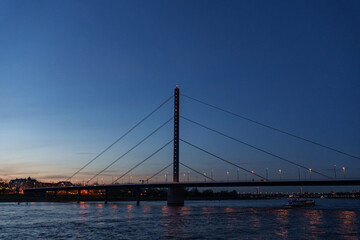 Abendstimmung in Düsseldorf am Rhein