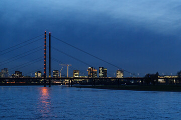 Fototapeta premium Abendstimmung in Düsseldorf am Rhein