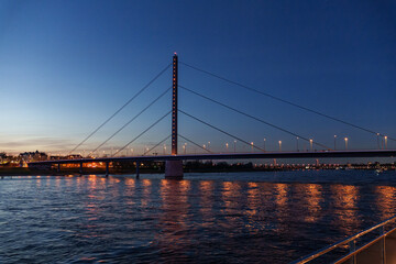 Obraz premium Abendstimmung in Düsseldorf am Rhein