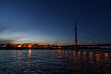 Abendstimmung in Düsseldorf am Rhein
