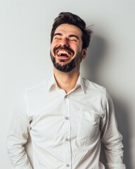 Obraz premium A man laughing joyfully against a neutral background.