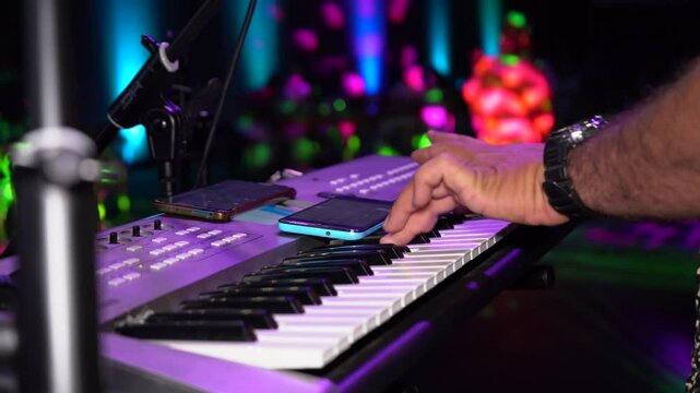 Manos tocando piano en concierto