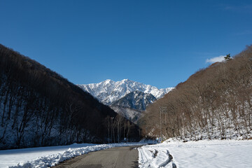 冬の北アルプス　青空と山並み