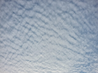 Fototapeta premium A mesmerizing sky filled with intricate patterns of white clouds against a deep blue backdrop