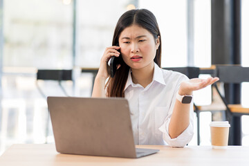 Obraz premium Smile Young business Asian woman freelancer is working her job on a laptop computer and call phone. Doing accounting analysis report real estate investment data, Financial and tax systems concept. 