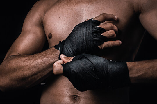 homem treinando muay thai, fazendo poses de lutador, prepara&ccedil;&atilde;o