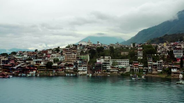 Volcanes de Guatemala, lago y comunidad