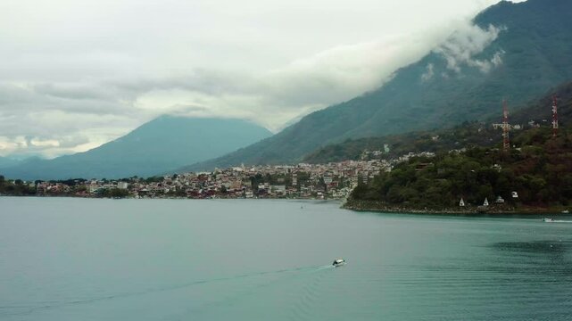 Volc&aacute;n y Lago, zona verde, cerro de oro Guatemala