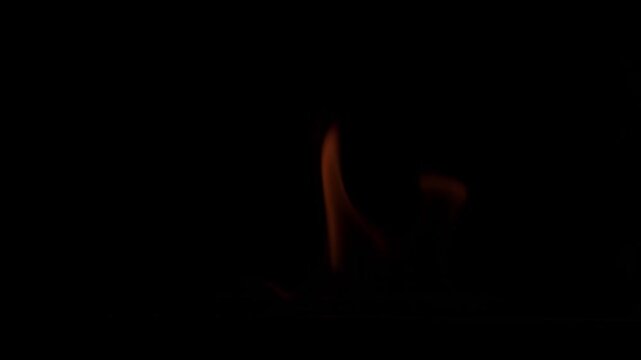 vid&eacute;o en slow motion de flammes graphique avec sortie de plan par un fondu au noir