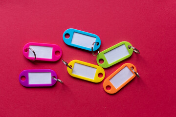 並んでいるカラフルなネームプレート