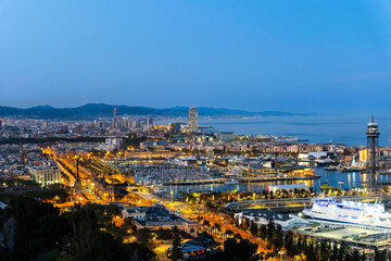 Blick auf den alten Hafen und die Stadt Barcelona bei Nacht, Barcelona, Spanien