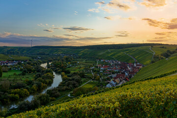 Sonnenuntergang über den Weinbergen an der Vogelsburg und der Volkacher Mainschleife mit den Weinorten Escherndorf und Nordheim am Main, Landkreis Kitzingen, Unterfanken, Bayern, Deutschland