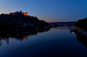 Fototapeta premium Blick von der Ludwigsbrücke über den Main zur Festung Marienberg von Würzburg am Abend, Unterfranken, Franken, Bayern, Deutschland