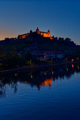 Blick von der Ludwigsbrücke über den Main zur Festung Marienberg von Würzburg am Abend, Unterfranken, Franken, Bayern, Deutschland