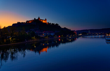 Obraz premium Blick von der Ludwigsbrücke über den Main zur Festung Marienberg von Würzburg am Abend, Unterfranken, Franken, Bayern, Deutschland