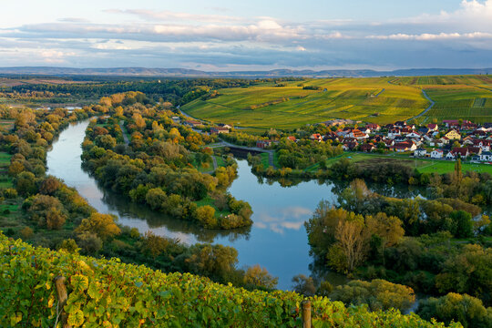 Sonnenuntergang &uuml;ber den Weinbergen an der Vogelsburg und der Volkacher Mainschleife mit den Weinorten Escherndorf und Nordheim am Main, Landkreis Kitzingen, Unterfanken, Bayern, Deutschland
