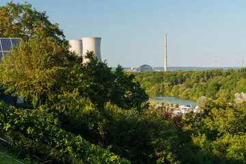 Obraz premium Kernkraftwerk Grafenrheinfeld im Abendlicht, Landkreis Schweinfurt, Unterfranken, Franken Bayern, Deutschland