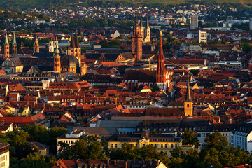 Fototapeta premium Blick von den Weinbergen am Stein zur historische Altstadt von Würzburg am Abend, Unterfranken, Franken, Bayern, Deutschland