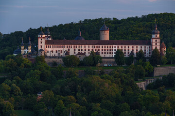 Blick von den Weinbergen am Stein zur Festung Marienberg von Würzburg am Abend, Unterfranken, Franken, Bayern, Deutschland