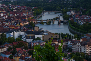 Blick von den Weinbergen am Stein über den Main zur historische Altstadt von Würzburg am Abend, Unterfranken, Franken, Bayern, Deutschland